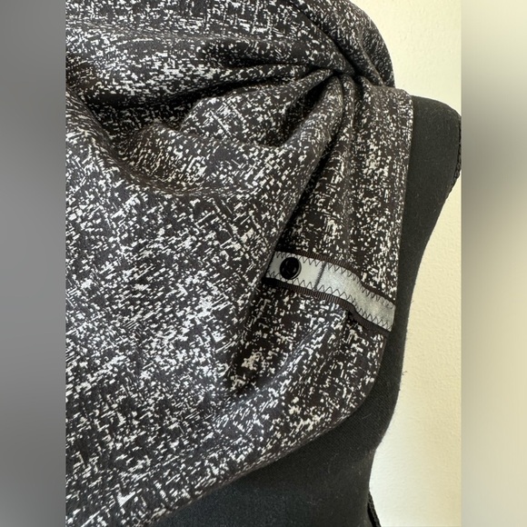 LULULEMON Vinyasa Scarf Wrap Rulu Fabric Snaps Logo Black/ White O/S - Picture 3 of 8